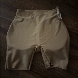 SKIMS Body Butt Enhancing Short, Medium
